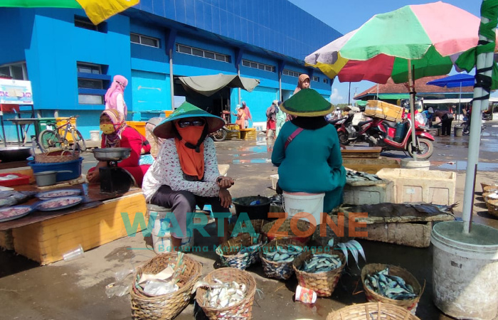 Caption: Sejumlah Pedangan ikan di TPI Kecamatan Puger, Jember, saat menunggu pembeli di masa PPKM Darurat.