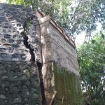 Foto: Kondisi bangunan jembatan di Dusun Krajan, Desa Gendoh, Kecamatan Sempu, Banyuwangi, yang masih tahap pengerjaan mengalami retak sehingga hampir ambrol.