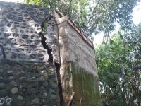 Foto: Kondisi bangunan jembatan di Dusun Krajan, Desa Gendoh, Kecamatan Sempu, Banyuwangi, yang masih tahap pengerjaan mengalami retak sehingga hampir ambrol.