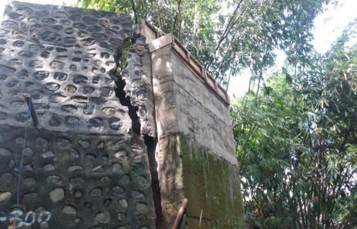 Foto: Kondisi bangunan jembatan di Dusun Krajan, Desa Gendoh, Kecamatan Sempu, Banyuwangi, yang masih tahap pengerjaan mengalami retak sehingga hampir ambrol.