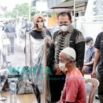 Caption: Bupati Jember, Hendy Siswanto, saat meninjau pelaksanaan vaksin di Kampung Ledok Kelurahan Jember Kidul, Kecamatan Kaliwates, beberapa waktu lalu. (dok. IG Pemkab Jember)