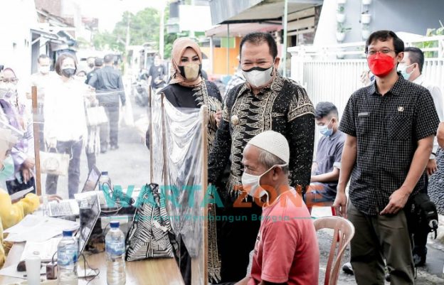 Caption: Bupati Jember, Hendy Siswanto, saat meninjau pelaksanaan vaksin di Kampung Ledok Kelurahan Jember Kidul, Kecamatan Kaliwates, beberapa waktu lalu. (dok. IG Pemkab Jember)
