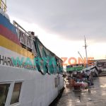 SIBUK: Para penumpang KMP Dharma Bahari Sumekar saat memasukkan sejumlah barang (Foto: DOK. WARTA ZONE)