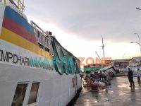 SIBUK: Para penumpang KMP Dharma Bahari Sumekar saat memasukkan sejumlah barang (Foto: DOK. WARTA ZONE)