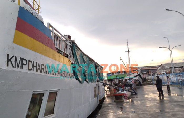 SIBUK: Para penumpang KMP Dharma Bahari Sumekar saat memasukkan sejumlah barang (Foto: DOK. WARTA ZONE)