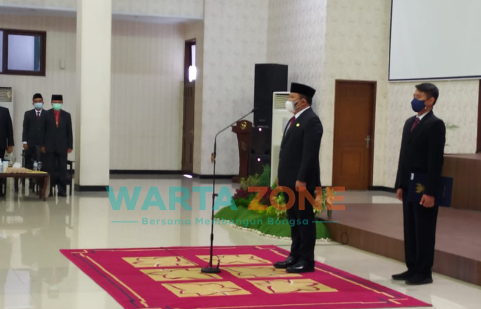 Caption: Bupati Jember Hendy siswanto saat melantik dan mengambil sumpah jabatan di aula lantai dua Pendapa Wahyawibawagraha, Jumat (16/7/2021).
