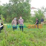 MEMANJANG: Garis polisi tampak mengelilingi TKP mayat ditemukan di tanah kosong (Foto: Dok. WARTAZONE)