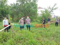 MEMANJANG: Garis polisi tampak mengelilingi TKP mayat ditemukan di tanah kosong (Foto: Dok. WARTAZONE)