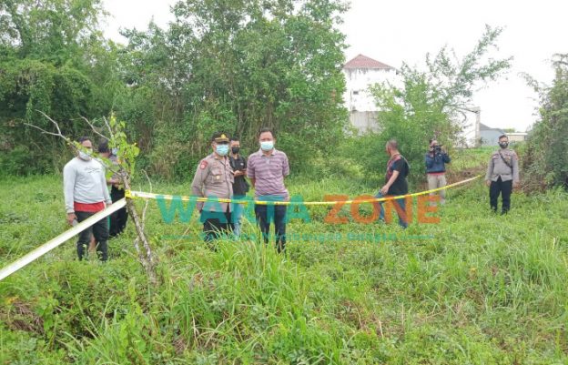 MEMANJANG: Garis polisi tampak mengelilingi TKP mayat ditemukan di tanah kosong (Foto: Dok. WARTAZONE)