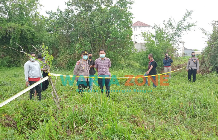 MEMANJANG: Garis polisi tampak mengelilingi TKP mayat ditemukan di tanah kosong (Foto: Dok. WARTAZONE)