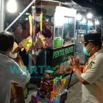 Foto: Kolaborasi BAZNAS Sumenep dan Satpol PP setempat, saat memberikan bantuan kepada para pedagang kreatif lapangan (PKL) terdampak kebijakan PPKM Darurat.
