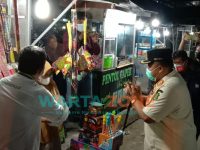 Foto: Kolaborasi BAZNAS Sumenep dan Satpol PP setempat, saat memberikan bantuan kepada para pedagang kreatif lapangan (PKL) terdampak kebijakan PPKM Darurat.