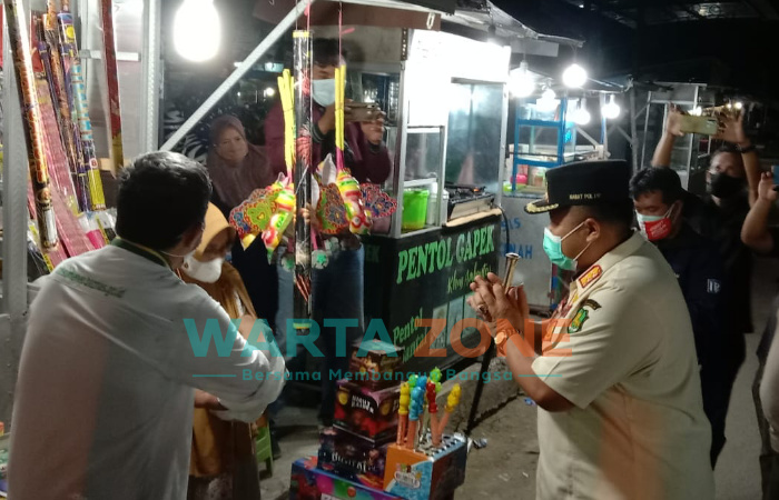 Foto: Kolaborasi BAZNAS Sumenep dan Satpol PP setempat, saat memberikan bantuan kepada para pedagang kreatif lapangan (PKL) terdampak kebijakan PPKM Darurat.