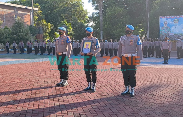 BERLANGSUNG: Upacara pemberhentian tidak dengan hormat salah satu anggota polisi (Foto: Dok. WARTA ZONE)