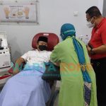 Caption: Bupati Jember, Hendy Siswanto, saat mendonorkan plasma konvalesen di UDD PMI Kabupaten Jember.