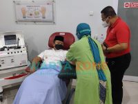 Caption: Bupati Jember, Hendy Siswanto, saat mendonorkan plasma konvalesen di UDD PMI Kabupaten Jember.