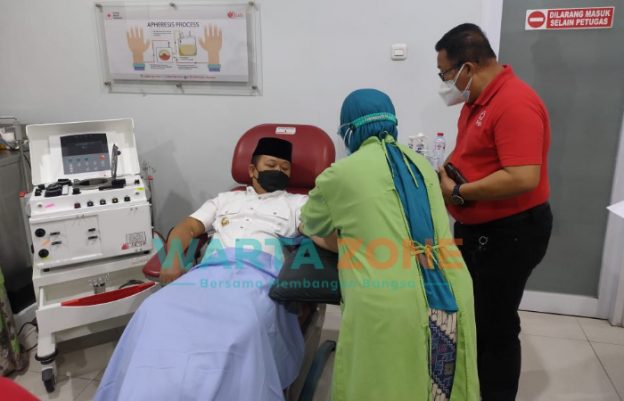 Caption: Bupati Jember, Hendy Siswanto, saat mendonorkan plasma konvalesen di UDD PMI Kabupaten Jember.