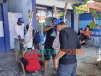 Caption: Pemotongan hewan kurban di Kantor DPC Partai Demokrat Jember di Jalan Sriwijaya, Kecamatan Sumbersari, Selasa (20/7/2021).