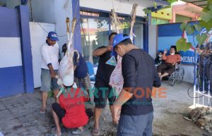 Caption: Pemotongan hewan kurban di Kantor DPC Partai Demokrat Jember di Jalan Sriwijaya, Kecamatan Sumbersari, Selasa (20/7/2021).