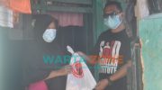 Foto: Politisi PDI Perjuangan Sumenep, saat menyalurkan daging qurban secara door to door ke rumah warga.