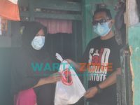 Foto: Politisi PDI Perjuangan Sumenep, saat menyalurkan daging qurban secara door to door ke rumah warga.