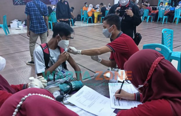 Foto: Program vaksinasi dengan sasaran siswa dilaksanakan di SMA Negeri 1 Sumenep, di aula sekolah tersebut, Kamis (22 Juli 2021).