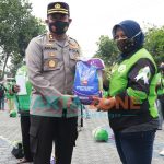 Foto: Kapolres Jombang, AKBP Agung Setyo Nugroho, saat membagikan paket sembako kepada Pengemudi ojek online (Ojol) yang mangkal di kawasan Jalan Protokol Kabupaten Jombang.