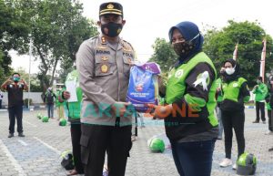 Tali Asih, Paket Sembako untuk Komunitas Ojek Online di Jombang