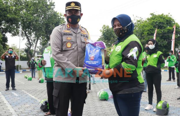 Foto: Kapolres Jombang, AKBP Agung Setyo Nugroho, saat membagikan paket sembako kepada Pengemudi ojek online (Ojol) yang mangkal di kawasan Jalan Protokol Kabupaten Jombang.