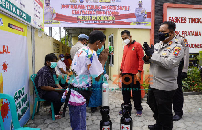 Foto: Polres Bojonegoro menginisiasi program peminjaman tabung oksigen gratis bagi pasien Covid-19, saat menjalani isoman.