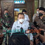 Caption: Bupati dan Wakil Bupati Jember, Hendy Siswanto dan Muhammad Balya Firjaun Barlaman (Gus Firjaun), saat dikonfirmasi sejumlah wartawan usai rapat di Pendapa Wahyawibawagraha.