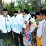 Foto: Bupati Sumenep, Achmad Fauzi saat memberikan santunan kepada anak yatim. (Foto: dok wartazone.com)