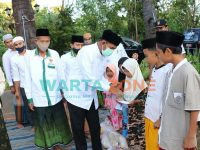 Foto: Bupati Sumenep, Achmad Fauzi saat memberikan santunan kepada anak yatim. (Foto: dok wartazone.com)