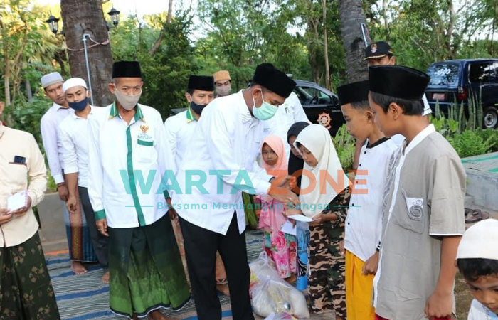 Foto: Bupati Sumenep, Achmad Fauzi saat memberikan santunan kepada anak yatim. (Foto: dok wartazone.com)