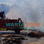 BERJIBAKU: Petugas Damkar saat berusaha keras menjinakkan api (Foto: Dok. WARTA ZONE)