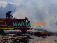 BERJIBAKU: Petugas Damkar saat berusaha keras menjinakkan api (Foto: Dok. WARTA ZONE)