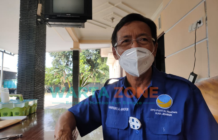 Caption: Ketua DPD Nasdem Jember, Marsuki Abdul Ghofur, saat dikonfirmasi di rumahnya Desa Paleran, Kecamatan Umbulsari, Minggu (25/7/2021).