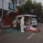 Caption: Sebuah rekaman video berdurasi 13 detik dengan suara perempuan yang menunjukkan jika ada jenazah di pinggir jalan tidak segera diangkut ke dalam mobil ambulans.
