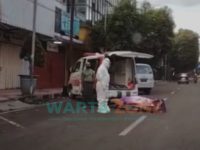 Caption: Sebuah rekaman video berdurasi 13 detik dengan suara perempuan yang menunjukkan jika ada jenazah di pinggir jalan tidak segera diangkut ke dalam mobil ambulans.