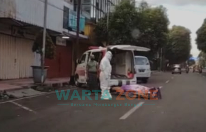 Caption: Sebuah rekaman video berdurasi 13 detik dengan suara perempuan yang menunjukkan jika ada jenazah di pinggir jalan tidak segera diangkut ke dalam mobil ambulans.
