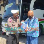 Caption: Sejumlah sopir dan kernet bus mendapatkan bantuan dari Satlantas Jember, Kamis (29/7/2021) siang.