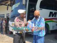 Caption: Sejumlah sopir dan kernet bus mendapatkan bantuan dari Satlantas Jember, Kamis (29/7/2021) siang.
