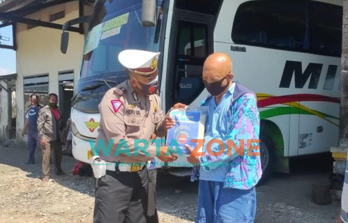 Caption: Sejumlah sopir dan kernet bus mendapatkan bantuan dari Satlantas Jember, Kamis (29/7/2021) siang.