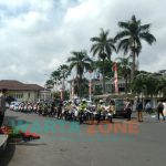 Caption: Bupati Hendy saat dikonfirmasi sejumlah wartawan di depan kantor Pemkab Jember.