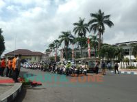 Caption: Bupati Hendy saat dikonfirmasi sejumlah wartawan di depan kantor Pemkab Jember.
