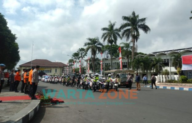 Caption: Bupati Hendy saat dikonfirmasi sejumlah wartawan di depan kantor Pemkab Jember.
