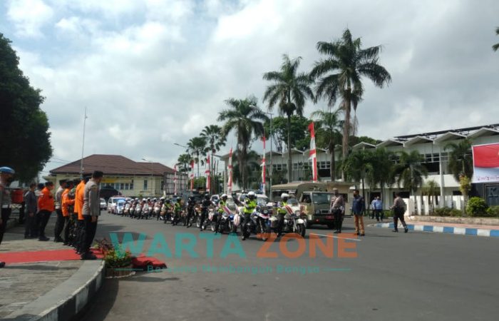 Caption: Bupati Hendy saat dikonfirmasi sejumlah wartawan di depan kantor Pemkab Jember.