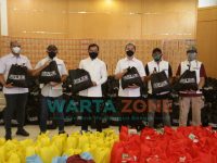 Foto: Wali Kota Bogor, Bima Arya, Wakil Wali Kota Bogor, Dedie A Rachim saat menerima bantuan di Posko Logistik PPKM Kota Bogor.