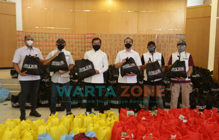 Foto: Wali Kota Bogor, Bima Arya, Wakil Wali Kota Bogor, Dedie A Rachim saat menerima bantuan di Posko Logistik PPKM Kota Bogor.