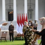 Foto: Presiden Jokowi saat menyerahkan BPUM kepada para pelaku usaha mikro di halaman istana merdeka, Jakarta.